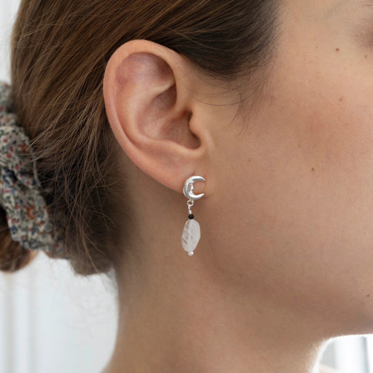氷の月＊ムーンストーン風ペンデュラム ピアス/イヤリング（アシンメトリー） Aretes Luna y Estrella3｜星と月のアシンメトリーピアス（シルバー
