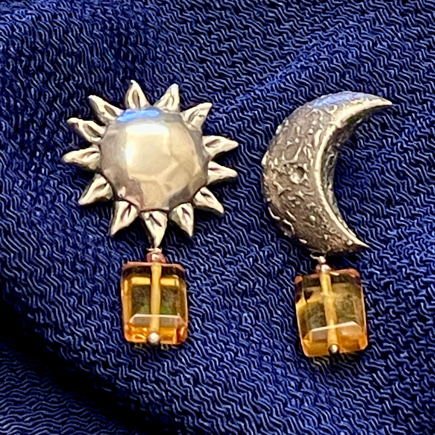 Aretes Luna Y Sol｜太陽と三日月のアシンメトリーピアス（シルバー・アンバー・天然石）